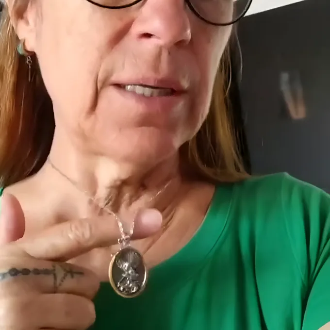 Cliente com o Colar de São Miguel