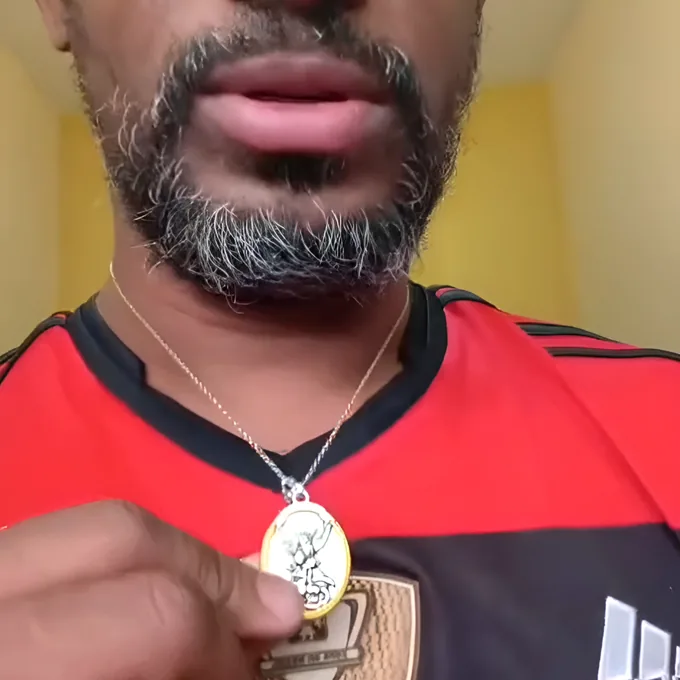 Cliente com o Colar de São Miguel